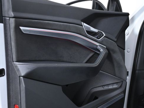 Used 2022 Audi e-tron Chronos image 32