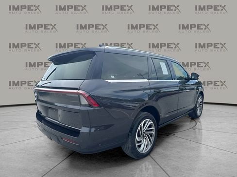 Used 2025 Lincoln Navigator Reserve AWD/4WD image 3