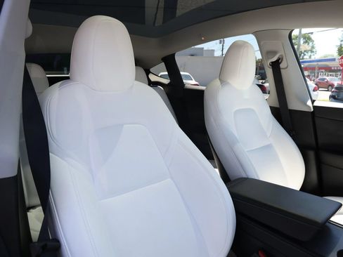 Used 2024 Tesla Model Y Long Range AWD/4WD image 13