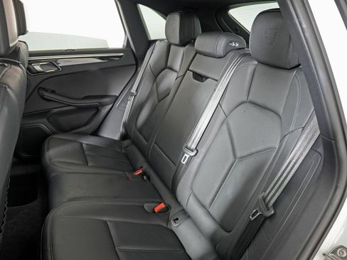 Certified 2023 Porsche Macan AWD/4WD image 38