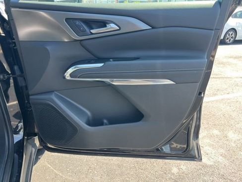 Used 2025 Chevrolet Traverse LT image 39