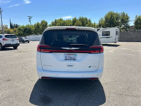 Used 2023 Chrysler Pacifica Limited w/ Uconnect Theater Family Group FWD image 6