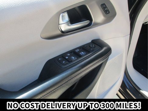 Used 2020 Chrysler Pacifica Touring-L FWD image 18