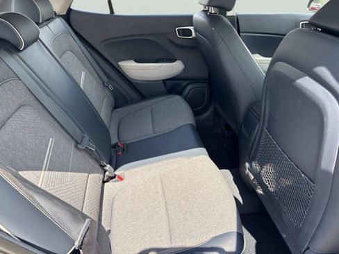 Used 2020 Hyundai Venue FWD image 17