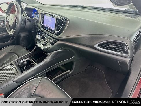 Used 2022 Chrysler Pacifica Limited w/ Uconnect Theater Family Group image 33