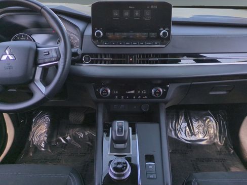 Used 2024 Mitsubishi Outlander SE image 11