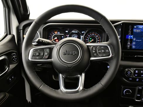 Used 2025 Jeep Wrangler Sahara image 21