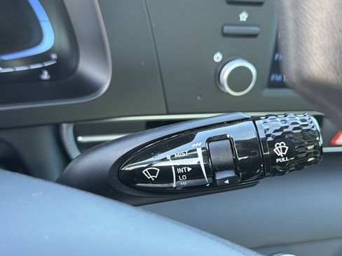 Used 2025 Hyundai Elantra SE image 19