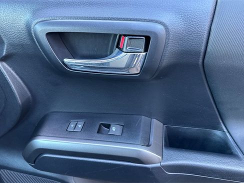 Used 2020 Toyota Tacoma TRD Sport image 19