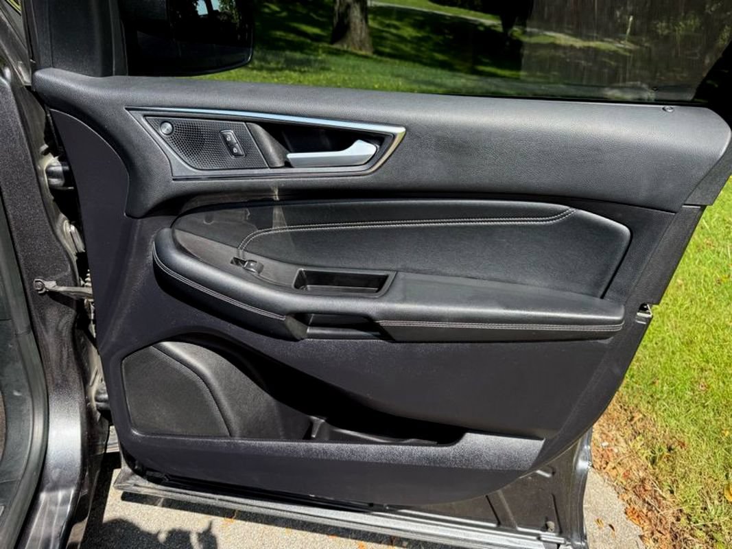 Used 2020 Ford Edge Titanium FWD image 39