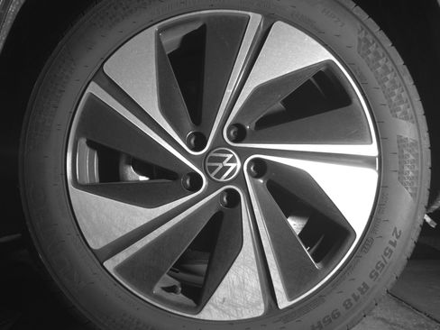 Used 2025 Volkswagen Taos SE image 12