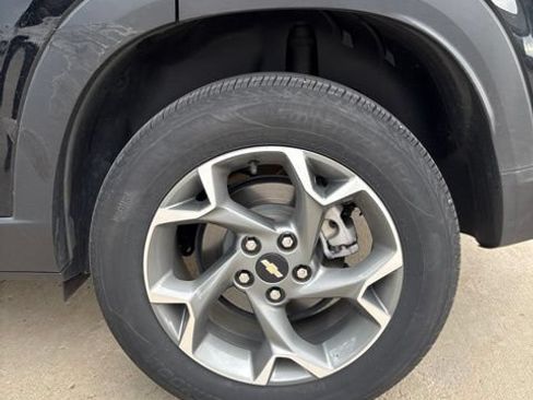 Used 2024 Chevrolet Trax LT FWD image 16