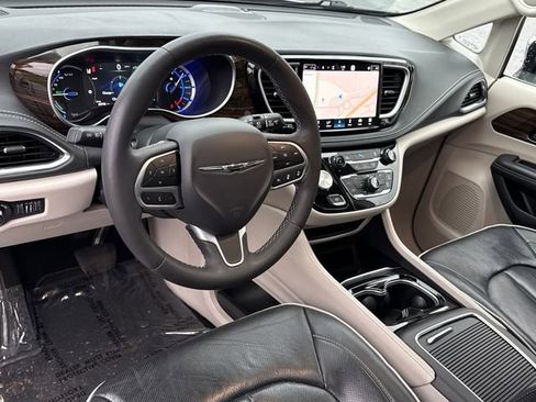 Used 2023 Chrysler Pacifica Limited image 20