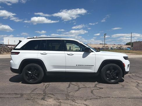 Used 2023 Jeep Grand Cherokee Altitude AWD/4WD image 5