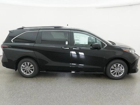 New 2026 Toyota Sienna XLE image 14