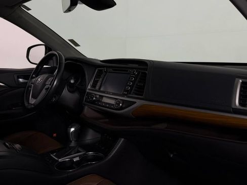 Used 2017 Toyota Highlander Limited AWD/4WD image 32