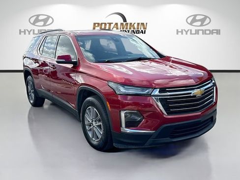 Used 2023 Chevrolet Traverse LT image 3