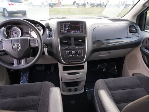 Used 2018 Dodge Grand Caravan SE w/ UConnect Hands-Free Group FWD image 25