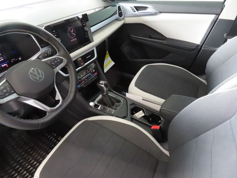 New 2025 Volkswagen Taos SE image 21