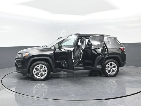 Used 2025 Jeep Compass Latitude AWD/4WD image 28