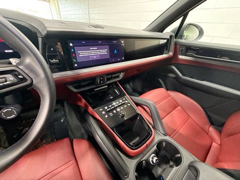 Certified 2026 Porsche Cayenne AWD/4WD image 28