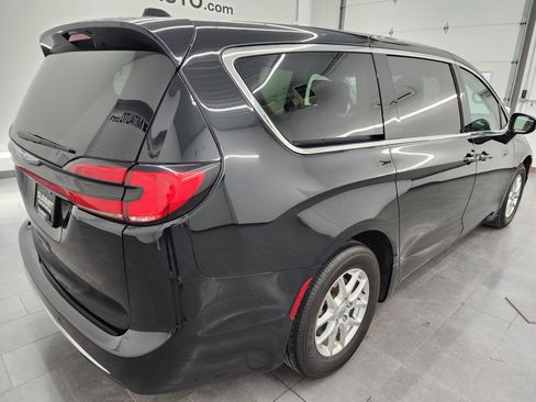Used 2024 Chrysler Pacifica Touring-L image 5