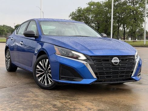 Used 2025 Nissan Altima 2.5 SV FWD image 2
