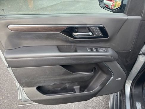 Used 2025 Chevrolet Tahoe Premier image 3