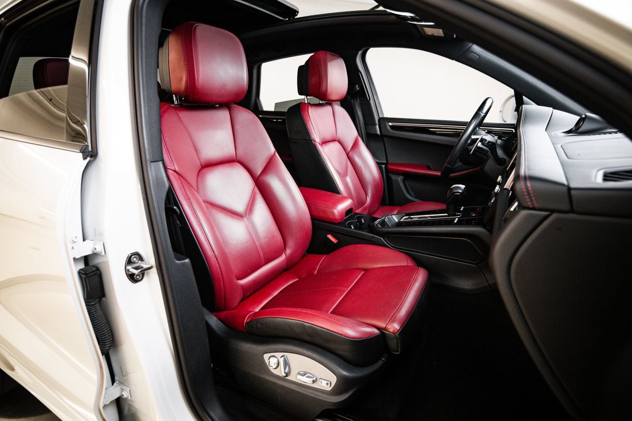 Certified 2023 Porsche Macan AWD/4WD image 29