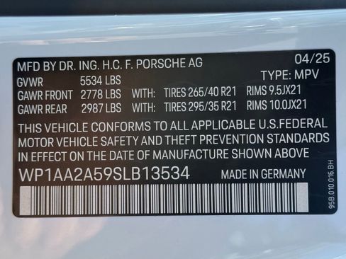 Used 2025 Porsche Macan AWD/4WD image 37