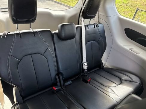 Used 2024 Chrysler Pacifica Limited FWD image 22