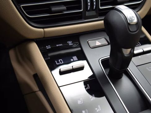 Certified 2025 Porsche Macan AWD/4WD image 28