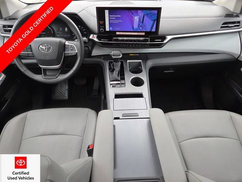 Certified 2025 Toyota Sienna XLE FWD image 5