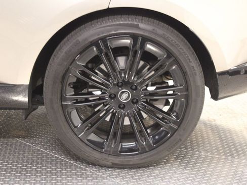 Used 2025 Land Rover Range Rover SE image 17
