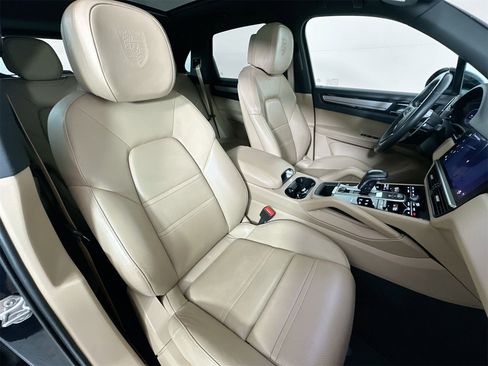 Certified 2023 Porsche Cayenne Platinum Edition image 28