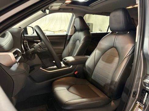 Certified 2025 Toyota Highlander XLE AWD/4WD image 4