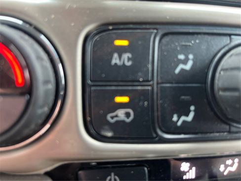 Used 2018 GMC Yukon Denali image 41