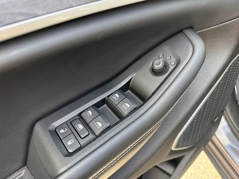 Used 2023 Jeep Grand Cherokee Limited w/ Luxury Tech Group II RWD image 10