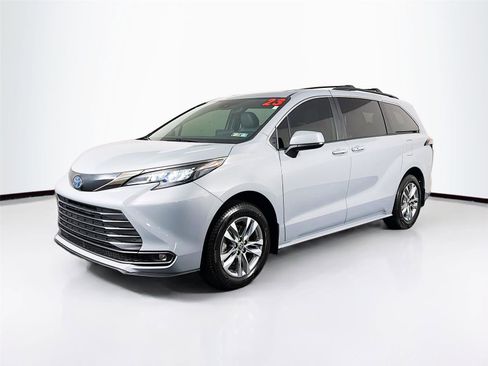 Used 2023 Toyota Sienna XLE Woodland Edition AWD/4WD image 7