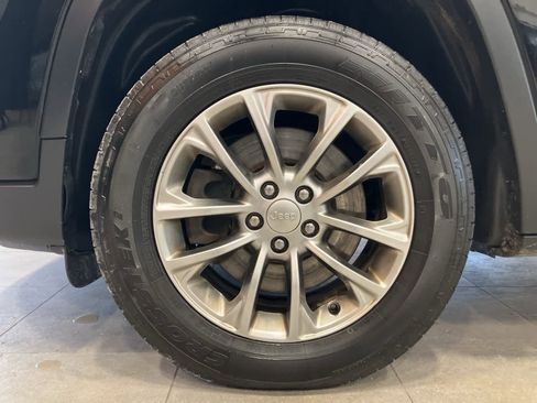 Used 2019 Jeep Cherokee Latitude Plus w/ Comfort/Convenience Group image 9