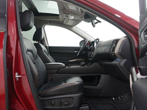 Used 2024 Nissan Pathfinder Platinum image 12