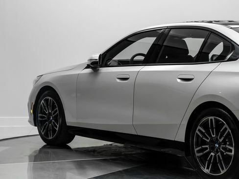 Used 2026 BMW 530i xDrive AWD/4WD image 15