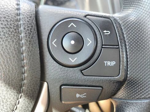Used 2018 Toyota RAV4 LE FWD image 13