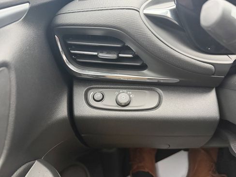 Used 2025 Buick Envista Preferred image 28