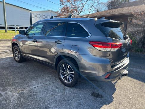 Used 2017 Toyota Highlander XLE image 2