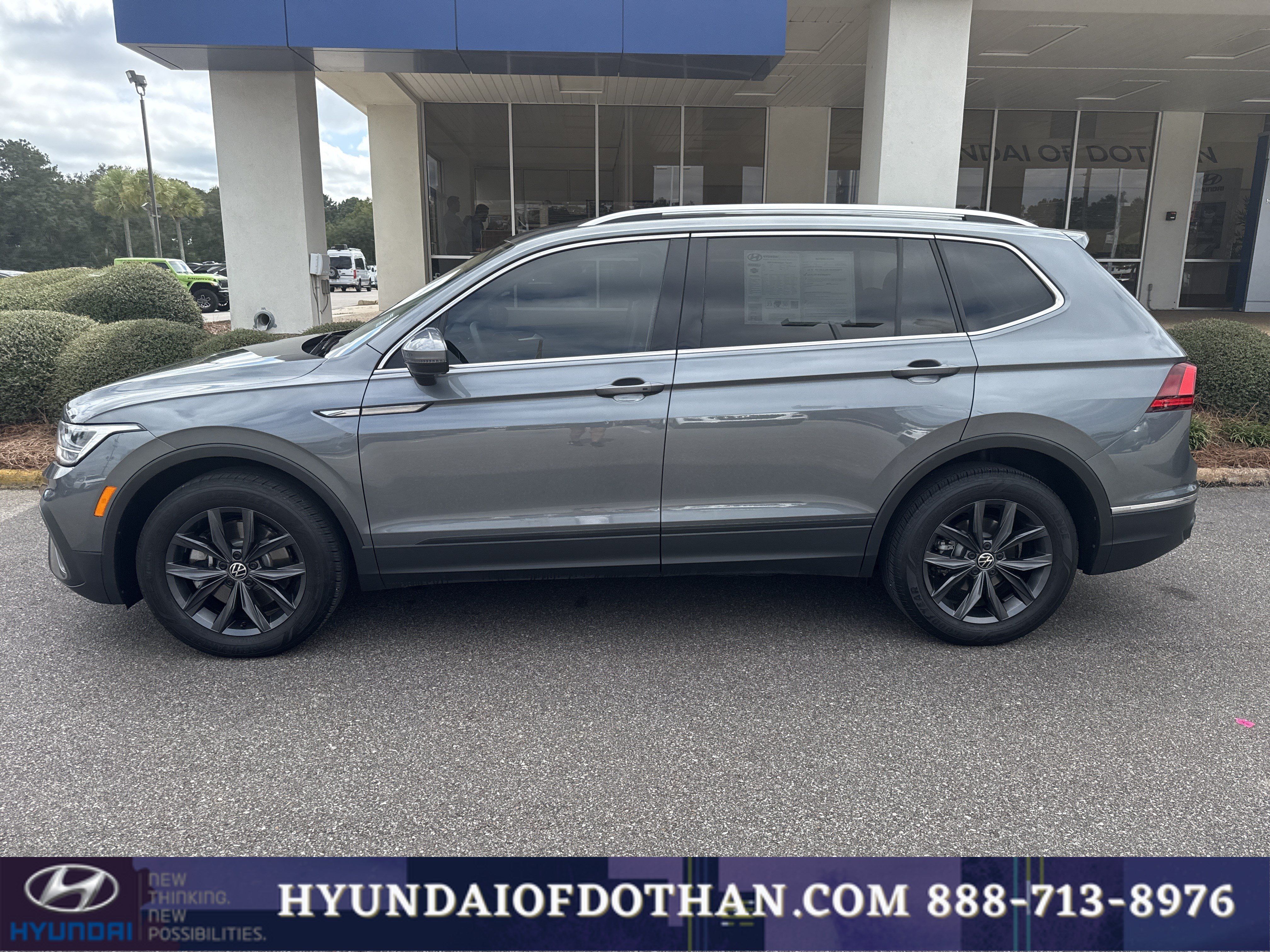 Used 2023 Volkswagen Tiguan SE FWD image 2
