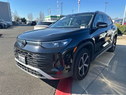 Certified 2025 Volkswagen Tiguan SE image 3