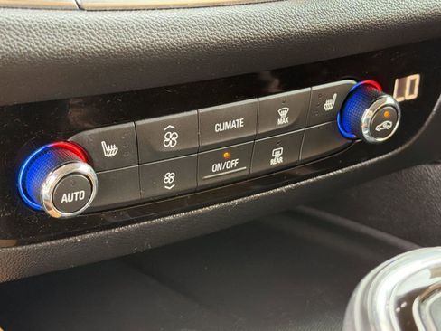 Used 2019 Buick Enclave Essence FWD image 17