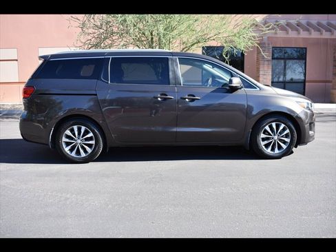 Used 2016 Kia Sedona SX image 1