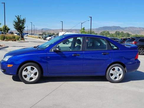 Used 2005 Ford Focus ZX4 Sedan FWD image 2